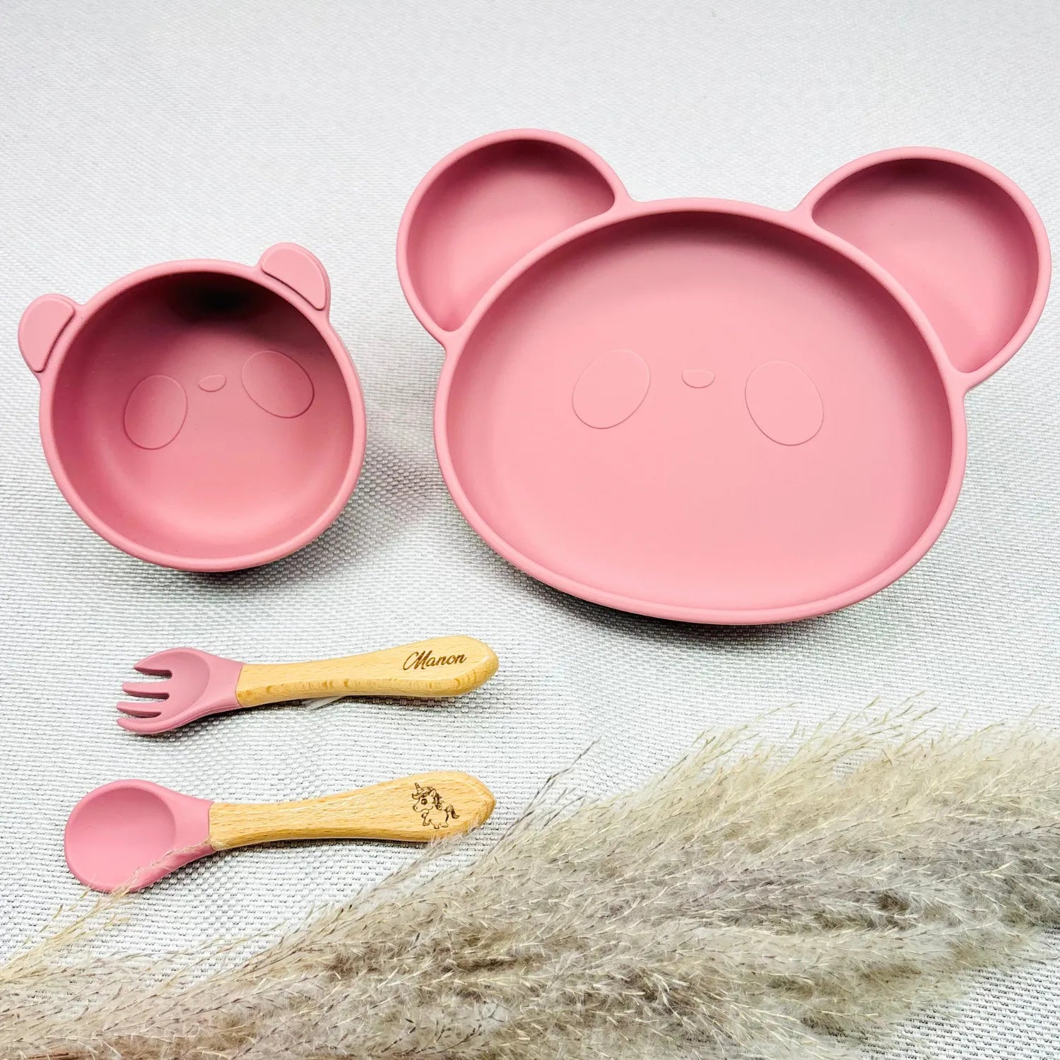 Coffret vaisselle bébé fille rose panda avec couverts bois gravés Manon, assiette et bol antidérapants. Parfait pour cadeau naissance.