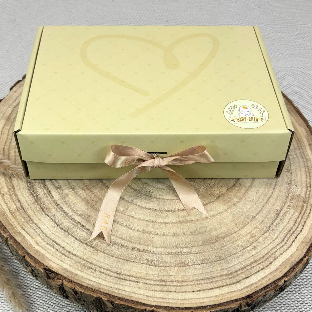 Emballage cadeau naissance personnalisé au prénom – parfait pour sets repas ou doudous bébé – boîte cadeau design élégant avec logo Baby-Crea.