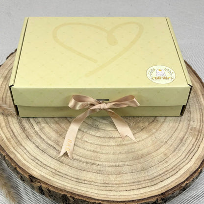 Emballage cadeau naissance personnalisé au prénom – parfait pour sets repas ou doudous bébé – boîte cadeau design élégant avec logo Baby-Crea.