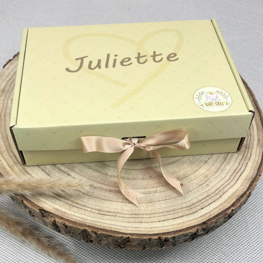 Emballage cadeau prénom bébé – coffret rigide décoré avec un ruban satiné – parfait pour un cadeau de naissance fille ou garçon personnalisé.