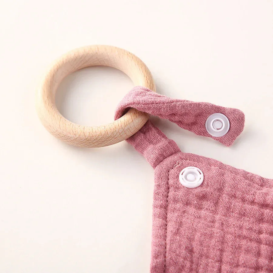 Serviette doudou bébé avec anneau bois naturel