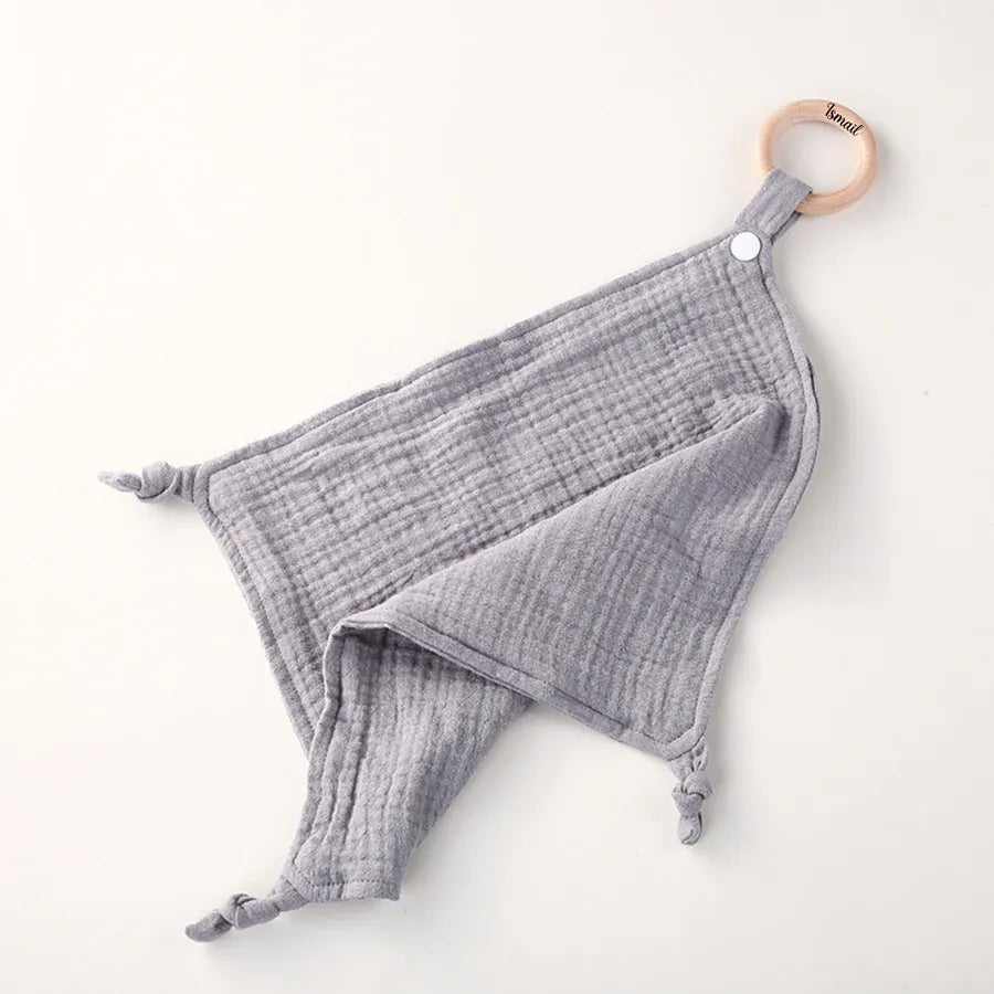 Serviette prénom bébé avec anneau bois de hêtre