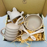 Set repas bébé beige livré en coffret cadeau, avec bol chat, gobelet, jouet de dentition et couverts prénom Agathe. Coffret naissance prêt à offrir.