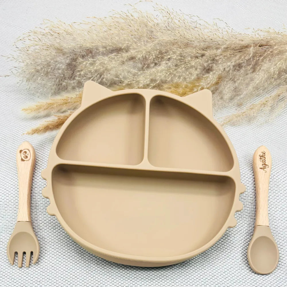 Coffret repas bébé beige avec prénom, assiette silicone antidérapante et couverts bois. Cadeau naissance utile.