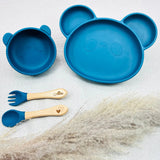 Set repas bébé bleu forme panda, composé d’une assiette, bol et couverts prénom Alba gravé. Coffret pratique, ludique et sécurisé.