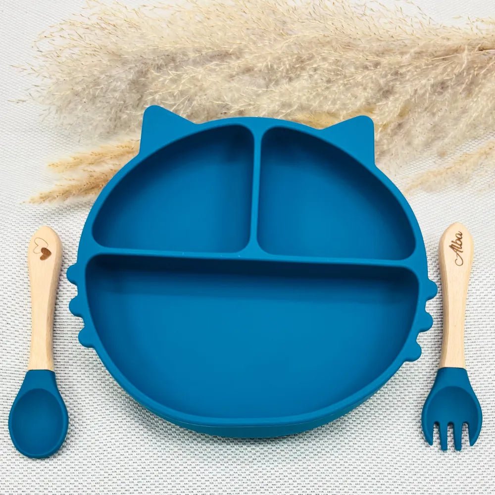 Coffret bébé bleu marine personnalisé avec assiette ventouse et couverts bois. Cadeau naissance garçon tendance.