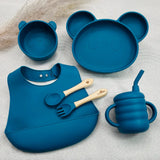 Set repas bébé bleu personnalisé avec prénom, vaisselle silicone antidérapante, tasse d’apprentissage, bavoir et couverts bois.