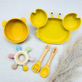 Set repas bébé jaune avec assiette crabe, bol tête d’ours, jouet dentition multicolore et couverts en bois gravés Camille. Coffret personnalisé tendance.
