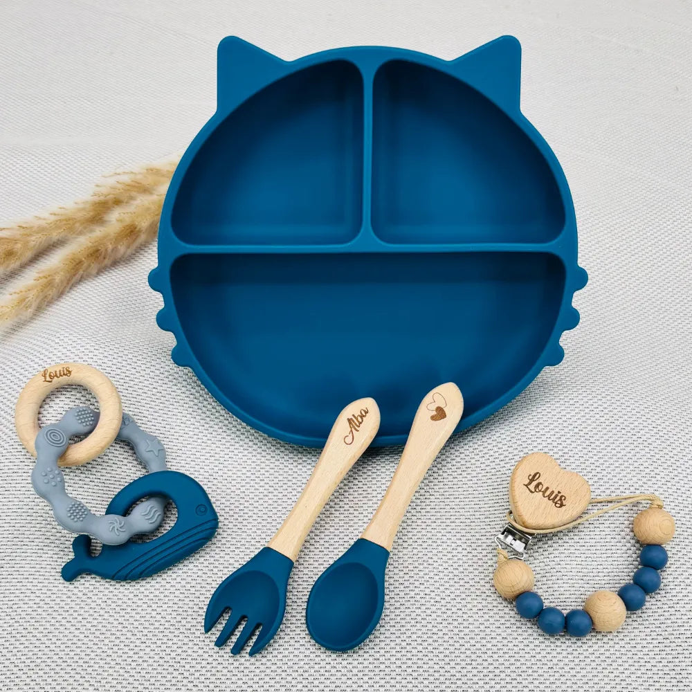 Coffret Bébé Personnalisé – Assiette Chat, Couverts, Attache & Anneau Dauphin - Baby-crea