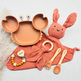 Set repas bébé personnalisé couleur terracotta, prénom Juliette et Lenny, coffret naissance complet avec assiette crabe silicone, couverts gravés, doudou coton, anneau bois prénom, attache tétine