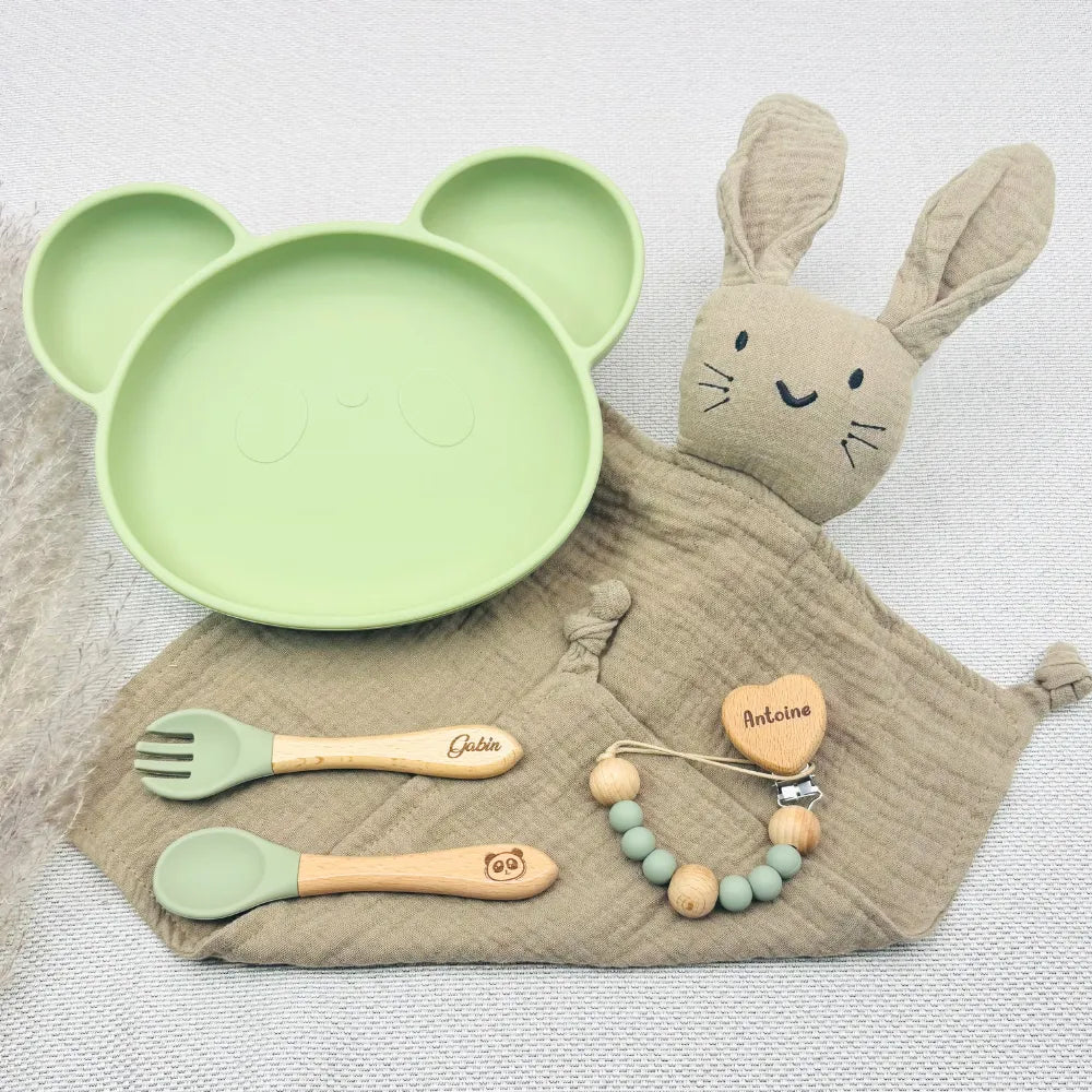 Set repas bébé personnalisé en silicone en forme d’ours avec assiette compartimentée, cuillère, fourchette, tasse d’apprentissage anti-fuite, attache-tétine et doudou lapin – idée de cadeau de naissance unique et pratique