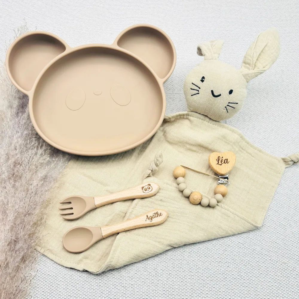 Set repas bébé personnalisé en silicone en forme d’ours avec assiette compartimentée, cuillère, fourchette, tasse d’apprentissage anti-fuite, attache-tétine et doudou lapin – idée de cadeau de naissance unique et pratique