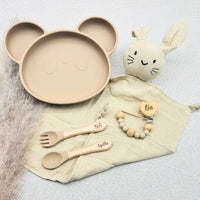 Set repas bébé personnalisé en silicone en forme d’ours avec assiette compartimentée, cuillère, fourchette, tasse d’apprentissage anti-fuite, attache-tétine et doudou lapin – idée de cadeau de naissance unique et pratique