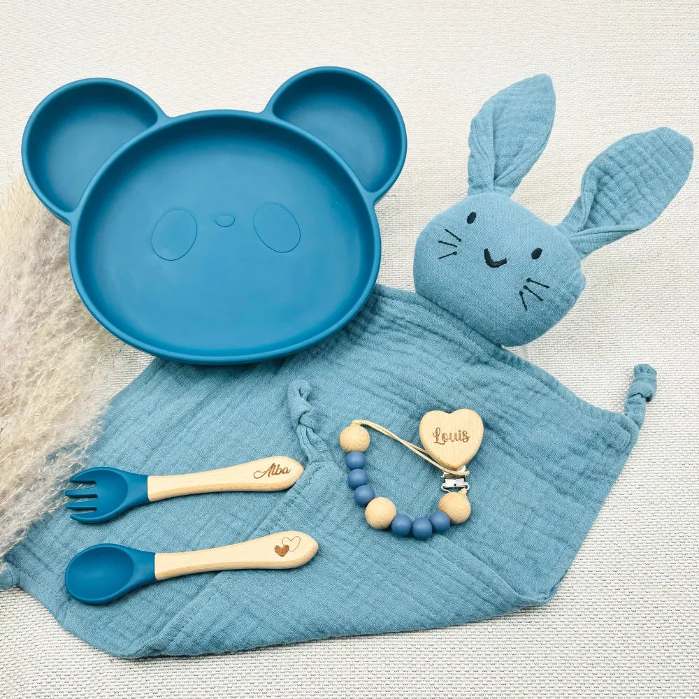 Set repas bébé personnalisé en silicone en forme d’ours avec assiette compartimentée, cuillère, fourchette, tasse d’apprentissage anti-fuite, attache-tétine et doudou lapin – idée de cadeau de naissance unique et pratique