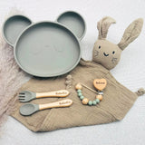 Set repas bébé personnalisé en silicone en forme d’ours avec assiette compartimentée, cuillère, fourchette, tasse d’apprentissage anti-fuite, attache-tétine et doudou lapin – idée de cadeau de naissance unique et pratique