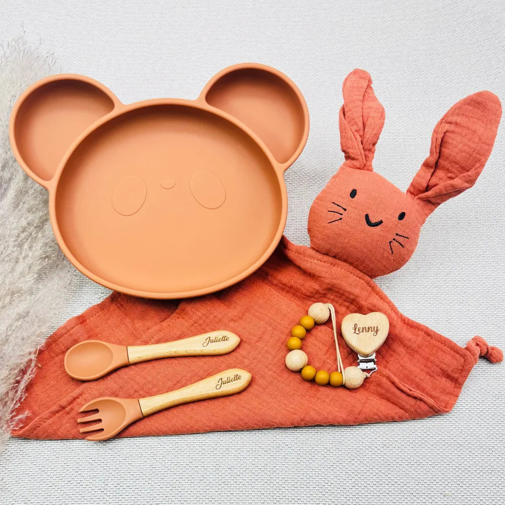Set repas bébé personnalisé en silicone en forme d’ours avec assiette compartimentée, cuillère, fourchette, tasse d’apprentissage anti-fuite, attache-tétine et doudou lapin – idée de cadeau de naissance unique et pratique