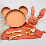 Set repas bébé personnalisé en silicone en forme d’ours avec assiette compartimentée, cuillère, fourchette, tasse d’apprentissage anti-fuite, attache-tétine et doudou lapin – idée de cadeau de naissance unique et pratique