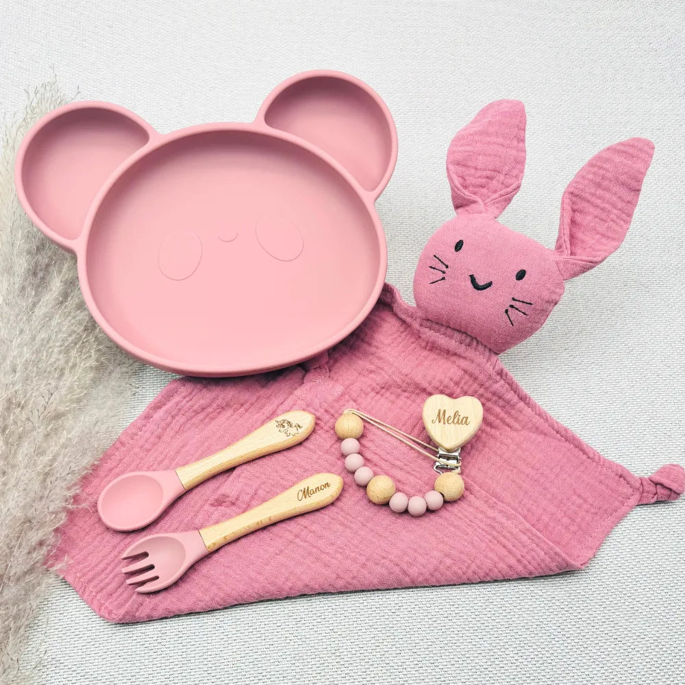 Set repas bébé personnalisé en silicone en forme d’ours avec assiette compartimentée, cuillère, fourchette, tasse d’apprentissage anti-fuite, attache-tétine et doudou lapin – idée de cadeau de naissance unique et pratique