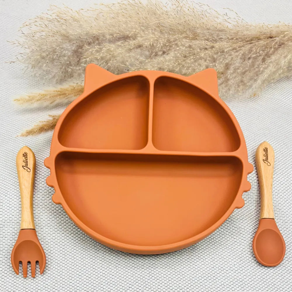 Set repas bébé terracotta personnalisé avec assiette ventouse et couverts bois prénom. Cadeau naissance original.