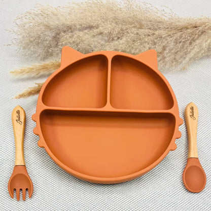 Set repas bébé terracotta personnalisé avec assiette ventouse et couverts bois prénom. Cadeau naissance original.