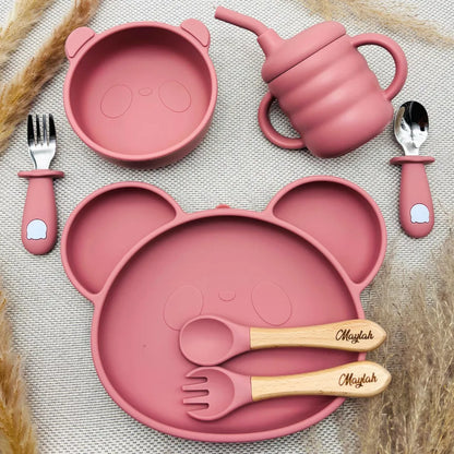 Set repas bébé rose en silicone avec prénom, assiette ours ventouse, bol, tasse anti-fuite et bavoir assorti.