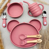 Set repas bébé rose en silicone avec prénom, assiette ours ventouse, bol, tasse anti-fuite et bavoir assorti.