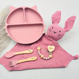 Set repas bébé rose personnalisé – prénom Manon et Melia, assiette ventouse silicone, doudou lapin, attache tétine bois