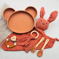Set repas bébé terracotta personnalisé avec assiette panda, doudou lapin, attache tétine jaune moutarde, anneau dentition et couverts gravés Juliette