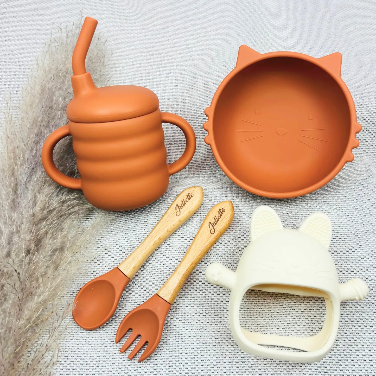 Set repas bébé terracotta et jouet ivoire, avec prénom Juliette sur couverts bois, bol chat et gobelet d’apprentissage. Idéal pour baptême.