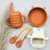 Set repas bébé terracotta et jouet ivoire, avec prénom Juliette sur couverts bois, bol chat et gobelet d’apprentissage. Idéal pour baptême.