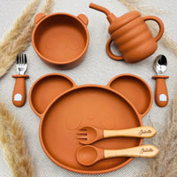 Set repas bébé terracotta forme ours avec prénom gravé, vaisselle silicone sans BPA et couverts ergonomiques.