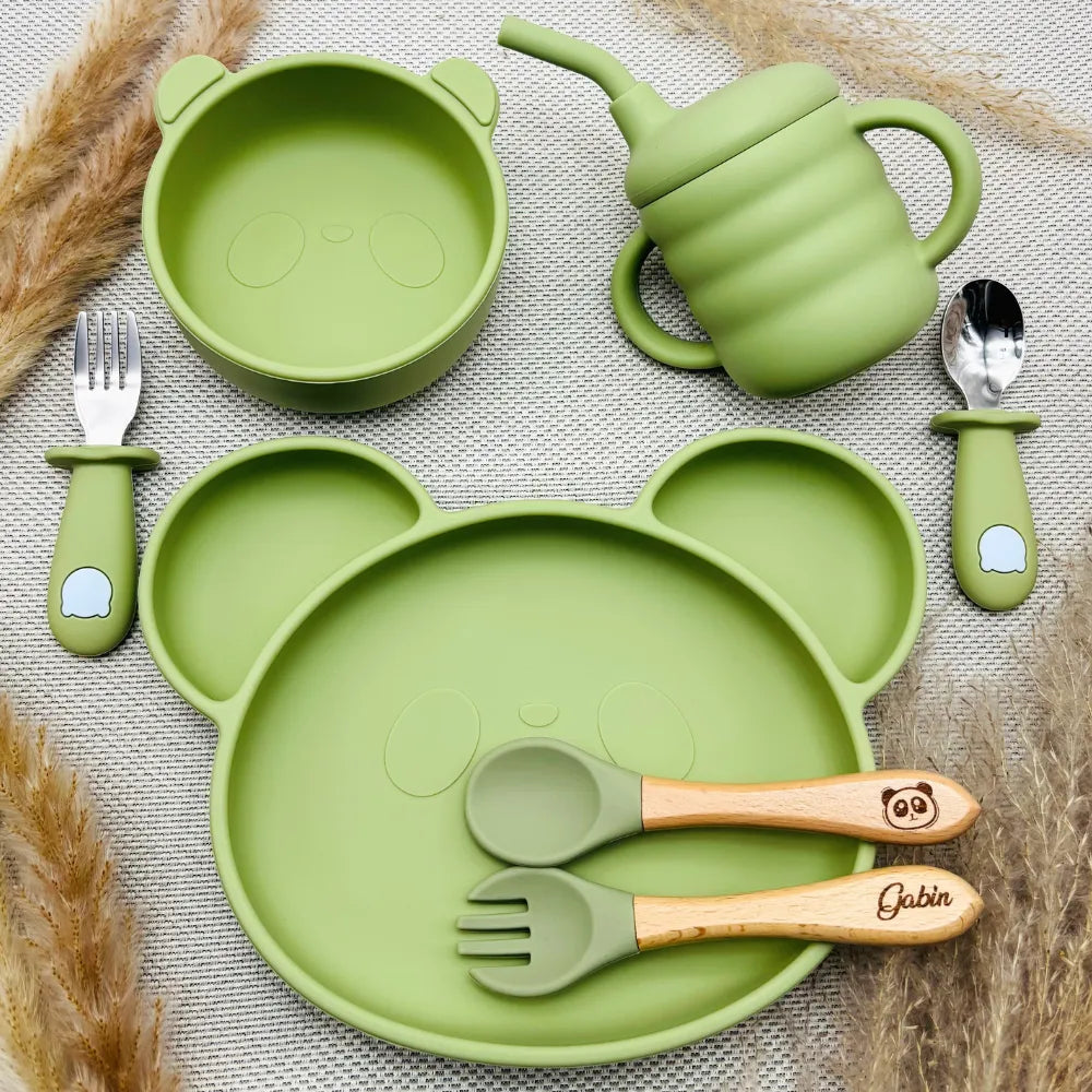 Set repas bébé vert clair avec couverts bois gravés, tasse anti-fuite, assiette compartimentée ours en silicone.