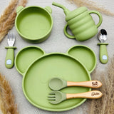 Set repas bébé vert clair avec couverts bois gravés, tasse anti-fuite, assiette compartimentée ours en silicone.