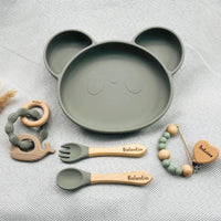 Set repas bébé vert olive personnalisé avec prénom, assiette en forme de panda, jouet sensoriel et attache tétine bois.