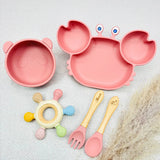 Set repas rose poudré pour bébé avec prénom Manon, assiette rigolote en forme de crabe, bol assorti et jouet éducatif multicolore. Parfait pour cadeau fille.