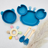 Vaisselle bébé bleu crabe avec bol ours assorti, jouet en bois/silicone et couverts personnalisés au prénom Alba. Coffret coloré pour repas bébé.