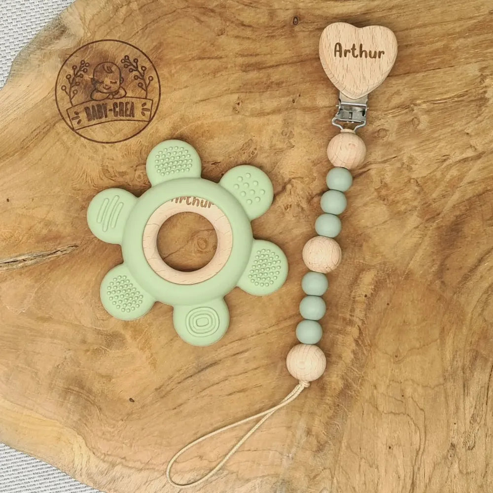 Anneau de dentition bébé forme couronne vert +Attache tétine personnalisée avec prénom