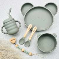 Coffret repas bébé gris avec prénom Valentin et Antoine, set repas complet personnalisé : assiette panda silicone, bol, tasse anti-fuite, couverts bois, attache tétine – idée cadeau bébé mixte