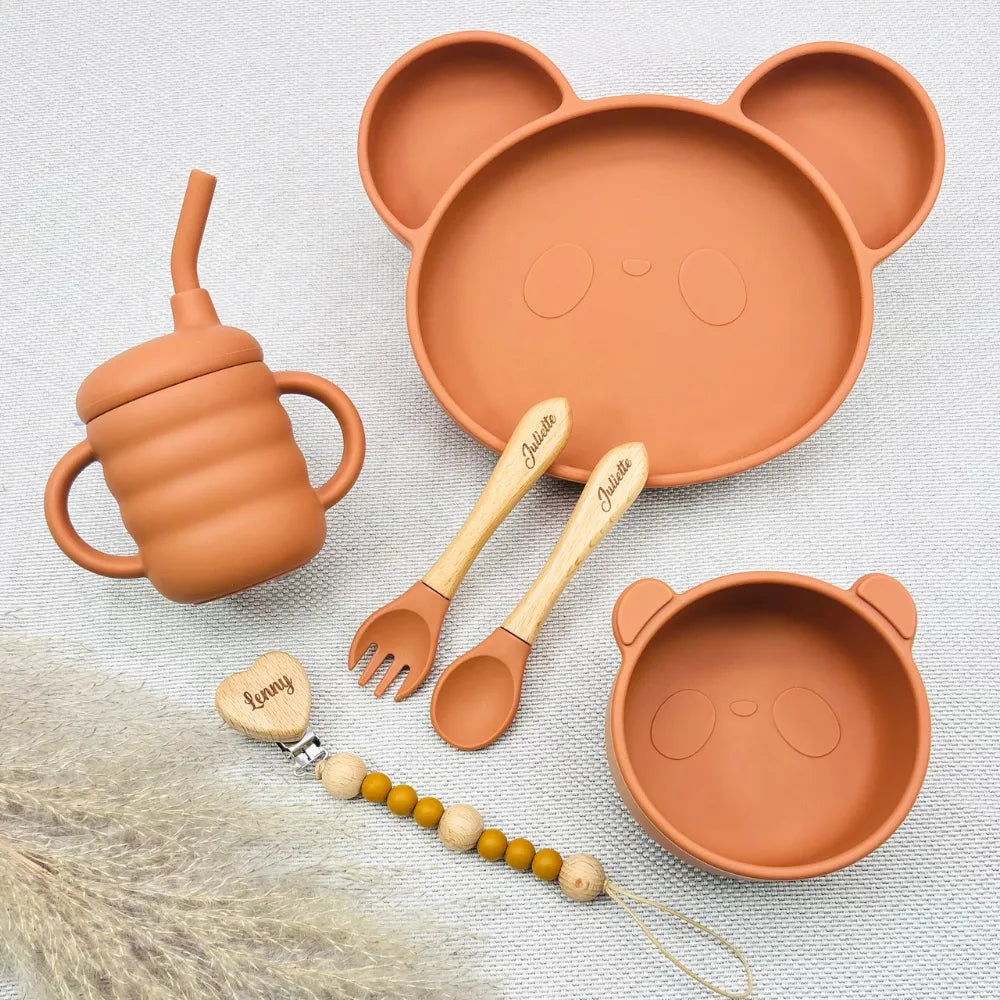 Set repas bébé personnalisé terracotta avec prénom Juliette et Lenny, assiette panda silicone ventouse, bol assorti, tasse anti-fuite, couverts prénom gravés, attache tétine bois