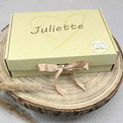 Emballage cadeau prénom enfant – boîte personnalisée rigide avec ruban satiné – idéale pour cadeau de naissance original et sentimental.