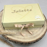 Emballage cadeau prénom enfant – boîte personnalisée rigide avec ruban satiné – idéale pour cadeau de naissance original et sentimental.