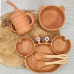 Coffret repas bébé en silicone couleur terracotta avec assiette crabe à ventouse et couverts personnalisés Juliette