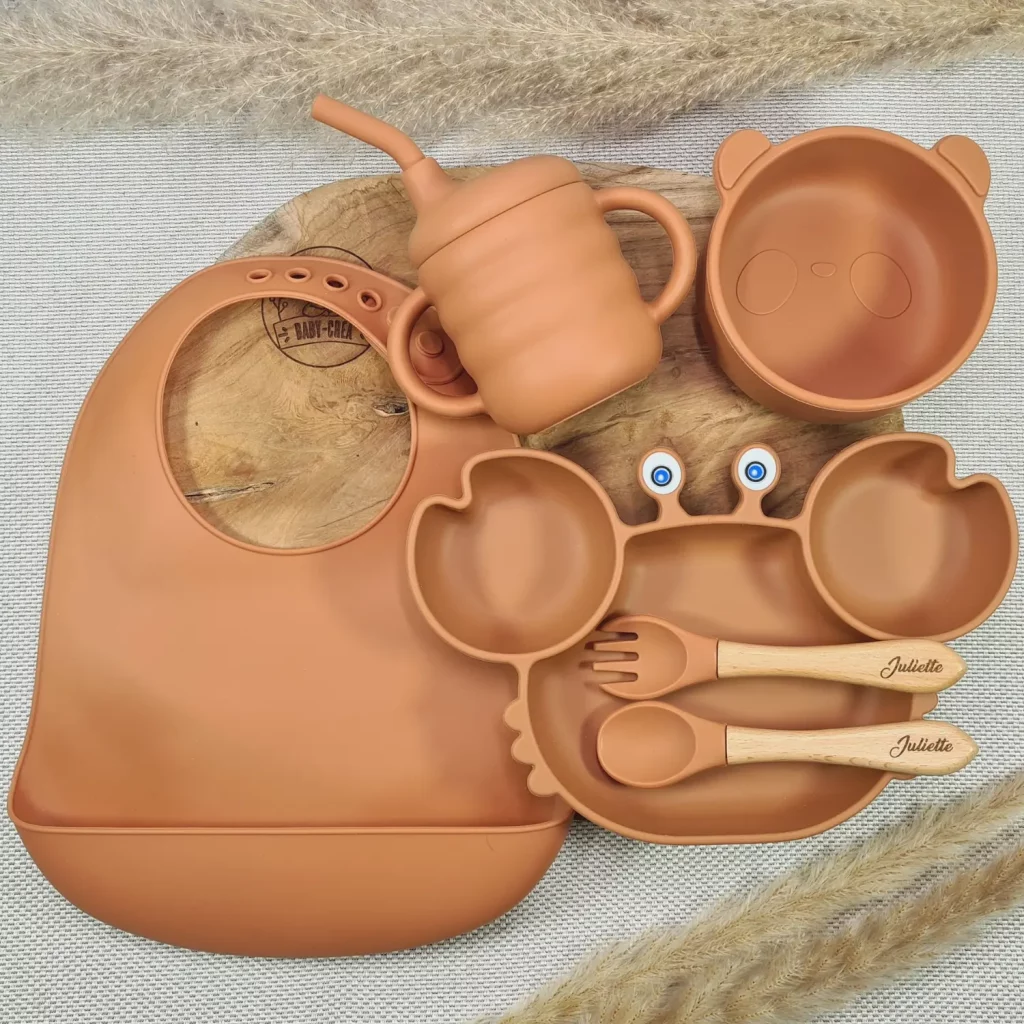 Assiette crabe à ventouse et bavoir récupérateur du coffret repas bébé en silicone.