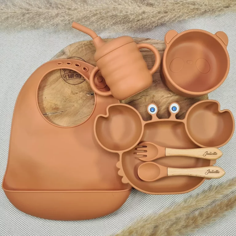 Assiette crabe à ventouse et bavoir récupérateur du coffret repas bébé en silicone.