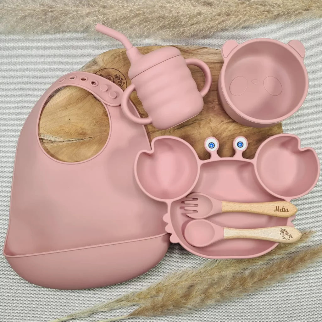 coffret naissance personnalisé pour fille avec un kit repas complet en silicone rose personnalisé