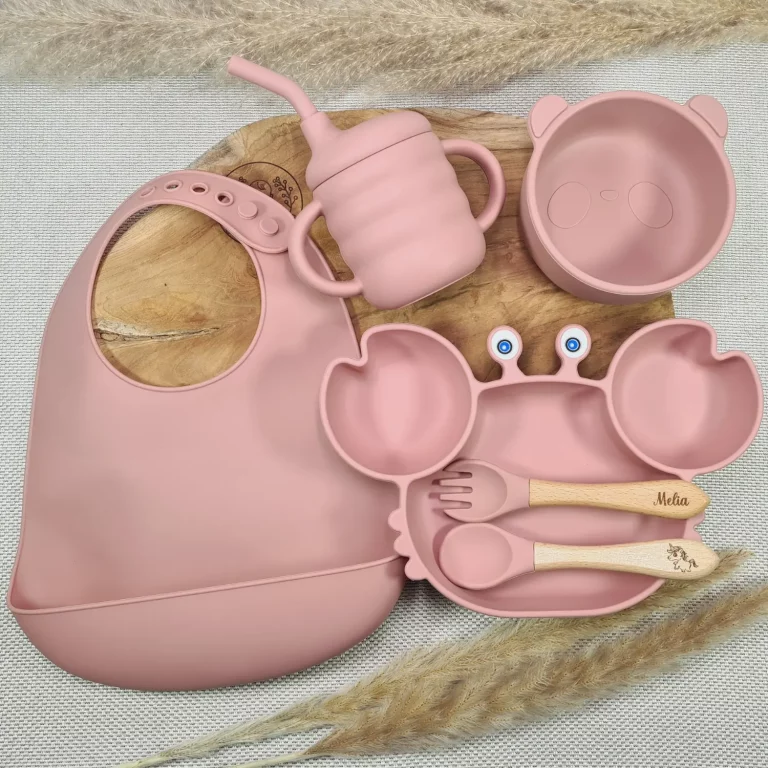 coffret naissance personnalisé pour fille avec un kit repas complet en silicone rose personnalisé